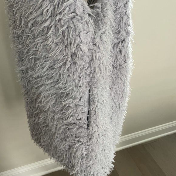 Fluffy Faux Fur Vest - Picture 9 of 12